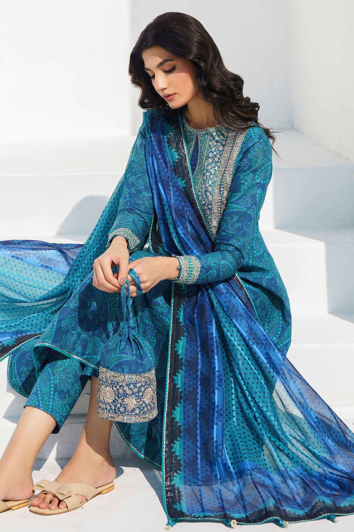 Embroidered Lawn USE-9017